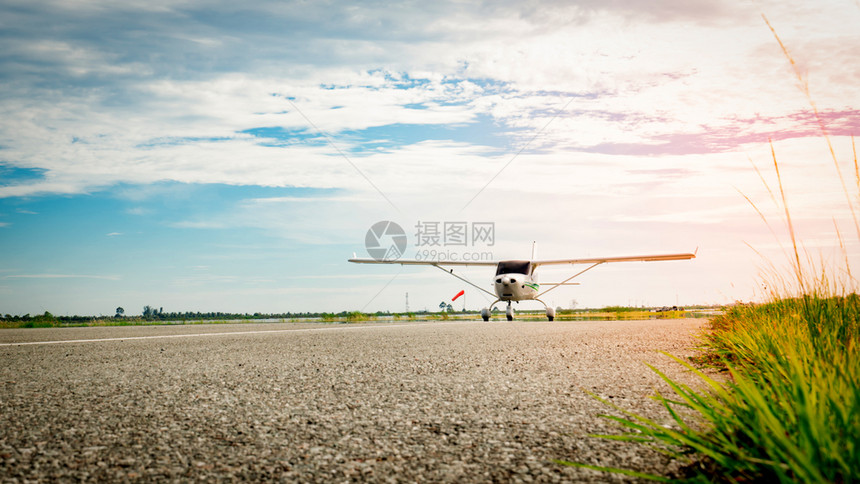 具体的生长商业小飞机在清晨搭上滑行道带着美丽的蓝色天空闪亮生命高增长和风险商业概念的兴旺图片