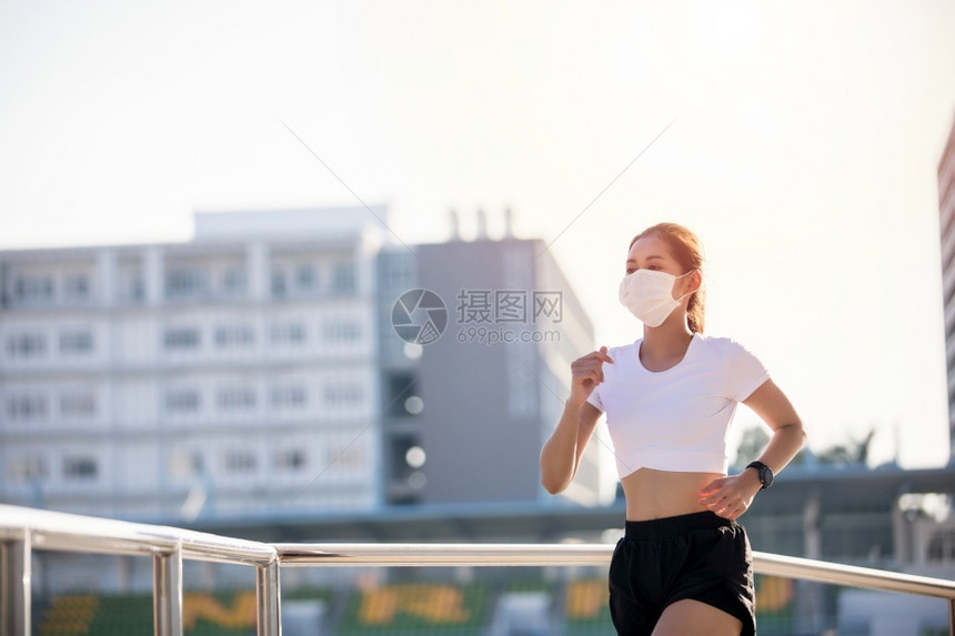 户外跑步戴着口罩的青年女子图片