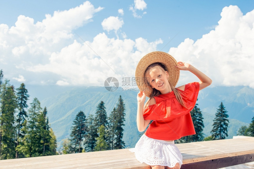 岩石安静的多雾路段美丽风景背中山可爱快乐小女孩雾背景中的山可爱快乐小女孩图片