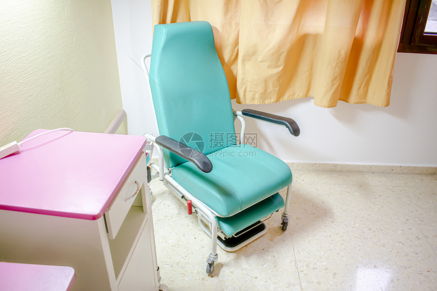 医院的扶手椅可转换成在住院病房中的床以陪伴住院病人和与住院病人同敞篷车康复桌子图片