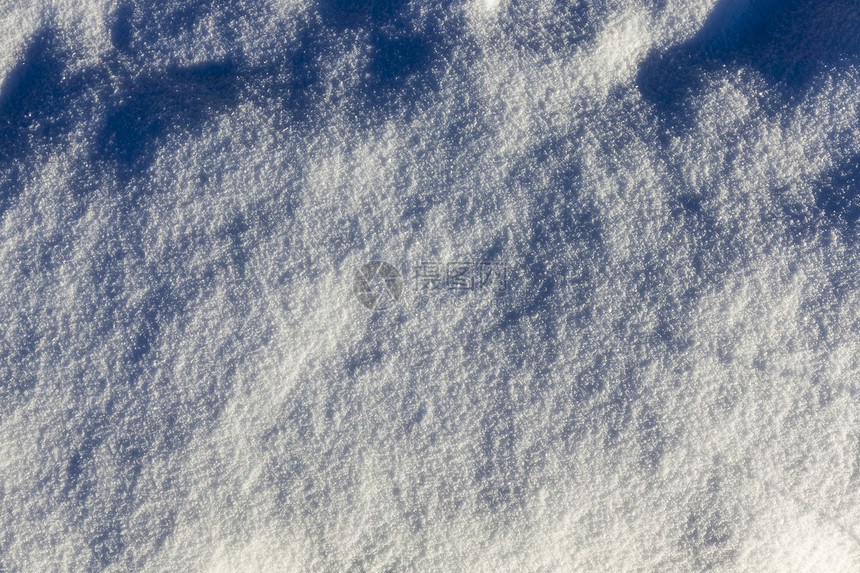 质地可以看到下雪后的积层表面不规则现象照片在冬季雪中上与一小片田地接合冬季暴雪霜银行图片