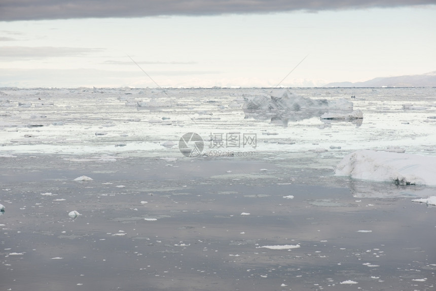 冷冻大约雪Disko岛周围格陵兰的北极海景的冰洋图片