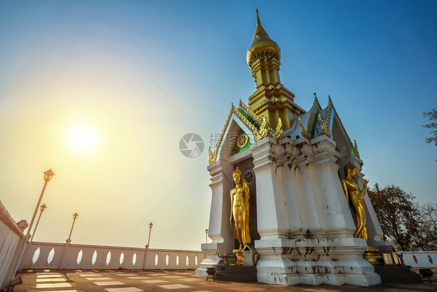 天空亚洲在泰国Phitsanulok山丘上的佛像和教寺庙塔天图片