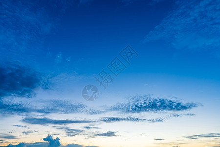 白色的透明农村或海滩多彩的云纹理白空气背景的黄色紫亮日落天空或者在海滩上飘忽不定的云彩纹理积背景图片