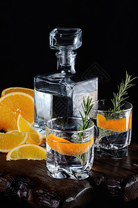 杜松子酒补品木制的柑橘高清图片