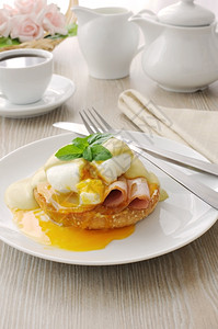 早餐煮鸡蛋和火腿在面包上偷吃加芥末酱奶油肉汁吐司图片