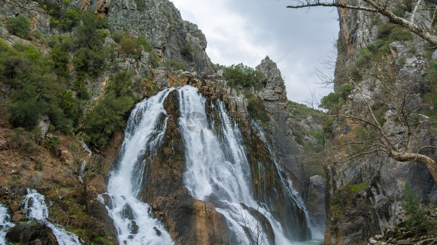 落下在土耳其安塔利亚的Ucansu瀑布春天景观图片