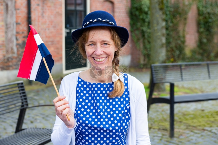 白高加索中年妇女穿着蓝衣庆祝解放日悬挂荷兰快乐的世界背心图片