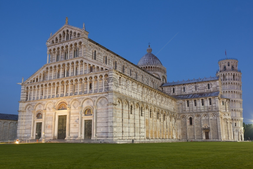 旅游的PiazzadeiMiracoli比萨托斯卡纳意大利黑暗的黄昏图片