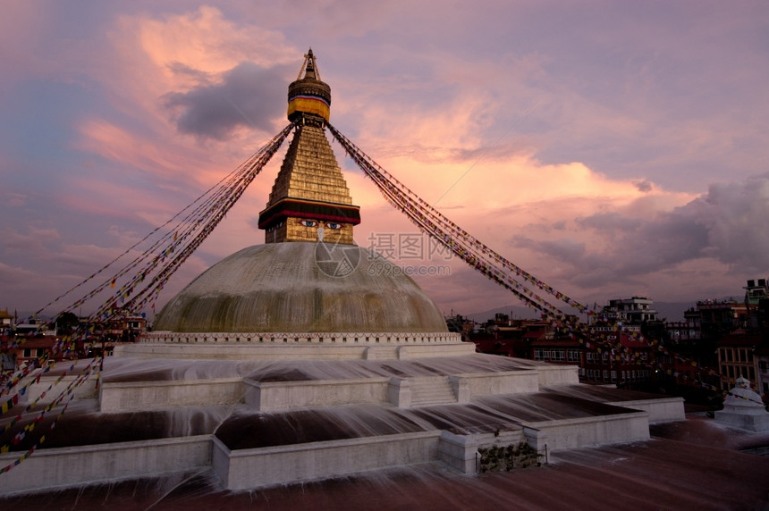 云戏剧尼泊尔加德满都日落天空上挂着祈祷旗的佛教圣地博达纳塔旅游图片