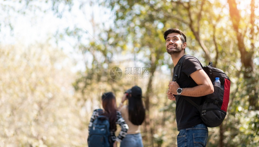 年轻朋友旅者在度假徒步旅行图片