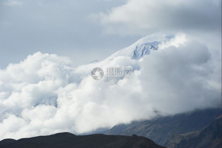 白山多雾路段探险家城市的图片