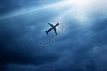 斯特罗姆雷滕喷气客机航空在黑暗蓝天的中飞机和在斯托姆的云安全背景