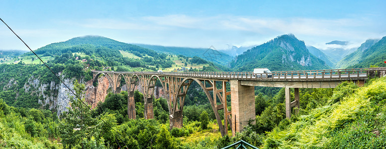 汽车45度旅游Djurdjevica大桥全景Djardjevica大桥全景美丽的绿色背景