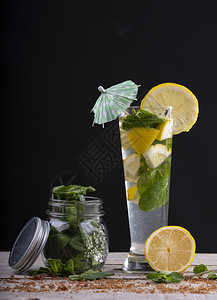 绿色股票含冰和薄荷的柠檬汁鸡尾酒配上一个玻璃罐木基上装有薄荷水果图片