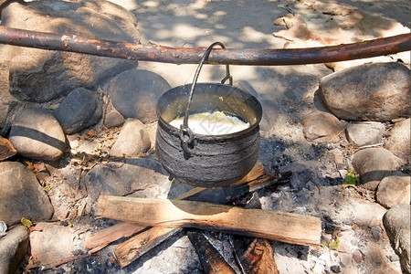 燃烧WampanoagIndians传统的晚餐在壁炉里做篝火营图片