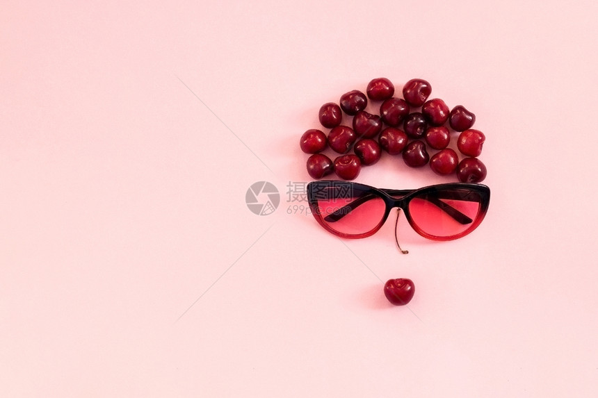 味道布局美丽女在太阳镜中用粉红背景的嘴唇和粉红色背景的图片所展示红甜樱桃年轻美貌健康饮食或供文字设计你使用的膳食样板青年健康饮食图片