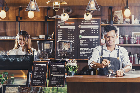 店铺开业展板服务员女亚洲酒吧准备咖啡加拿铁或卡布奇诺咖啡的和杯供店顾客点菜酒家倒牛奶小企业主以及咖啡店和餐馆开业概念亚洲人背景