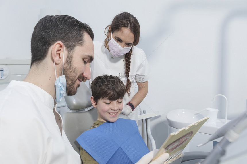 高的检查诊所内小Boyrrsqops牙齿的科医生职业图片