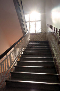 冷清罗马尼亚地标古色香的楼梯入口阳光透过窗户和灯照进走廊美景古色香的楼梯入口阳光照进走廊的窗户和灯光背景图片
