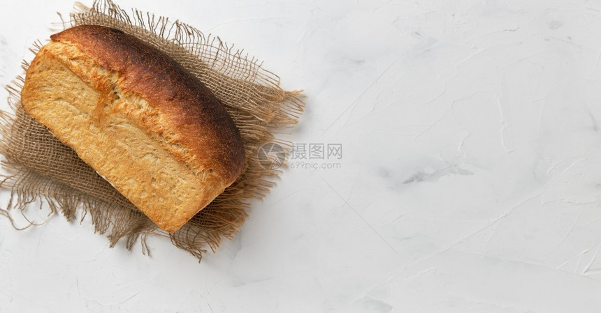 早餐自制在白桌边的一排衬衣上包白锈面小型商业思想定制的酸甜面包带有复制空间的顶端视图粮食图片