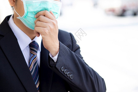 一名商人在上班前戴面罩以保护科罗纳然后到办公室工作医院爆发流行病图片