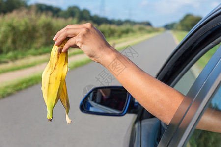女手臂将水果废物扔出车窗汽女士高清图片