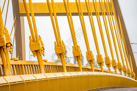 一座现代黄线断裂的悬桥水斜拉式普森高清图片