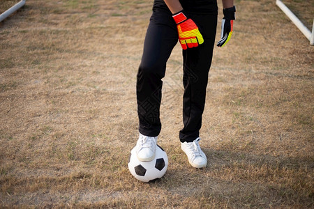 足球运动员脚下的足球图片
