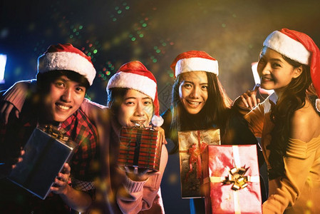 年度盛典晚会由亚洲青少年节假日和幸福概念友谊与放松主题黄金调庆祝的圣诞节和新年晚会庆祝活动传统的新黄色背景
