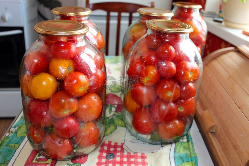 营养收成为保存而准备的罐中西红柿图像农业图片