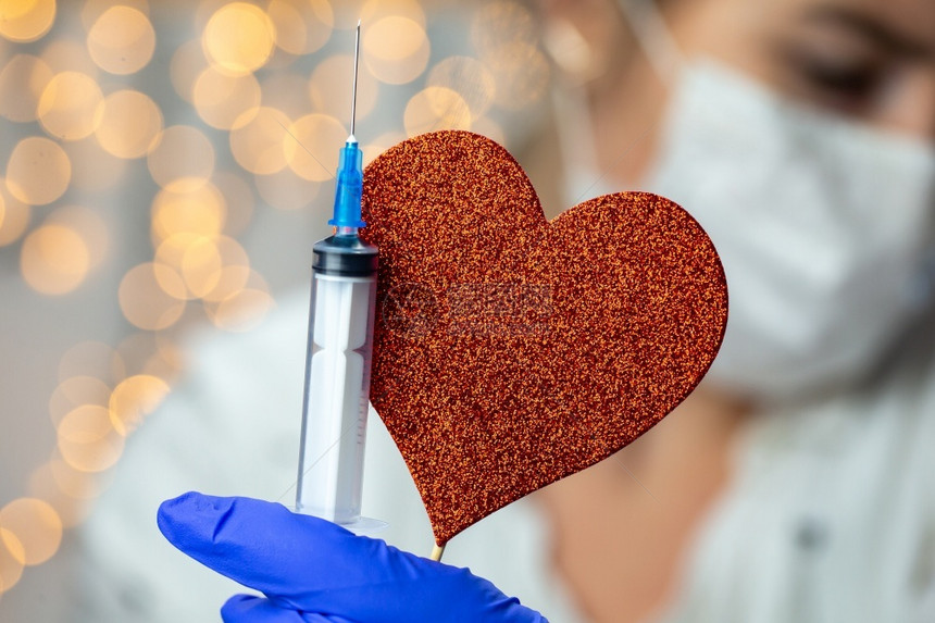 疫苗接种医生护士科学家研究员手戴蓝色套握流感麻疹冠状covid19疫苗疾病为人体临床试验疫苗注射做准备心脏象征健康概念医生研究员图片
