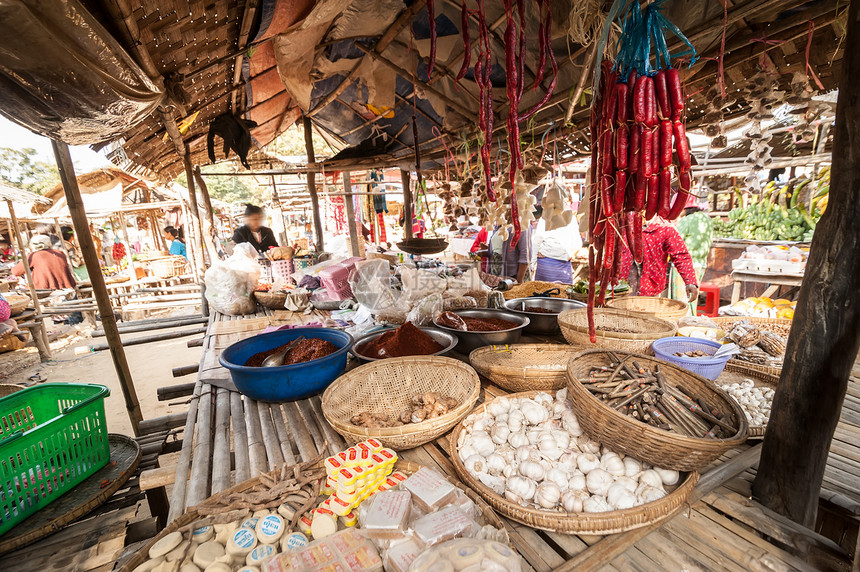 青菜在缅甸Bagan旅游目的地户外市场销售当地传统产品和香料在缅甸Bagan东南香气图片