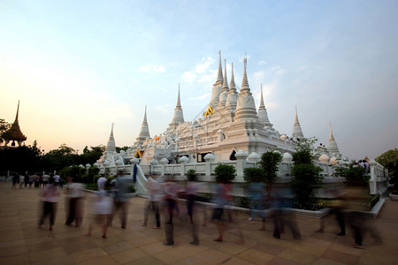 在泰国文化中用蜡烛在寺庙的天文山边挂着灯烛走来去建筑物点亮著名的背景