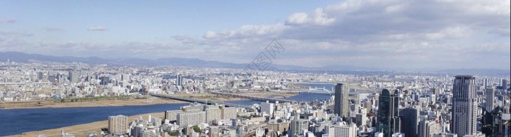 天线丰中商业的大阪全景和和丰田在阳光明媚的日子图片