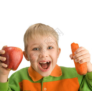 白色的食物快乐笑小男孩咬苹果和胡萝卜奶油牙齿有缝隙初级图片