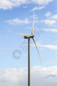 生态发电机环境现代风车在阳光明媚的日子里白云充满阴凉前景接近能源概念图片