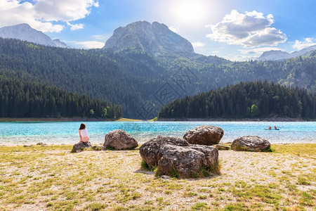 娱乐黑山杜米托尔湖附近的一个女孩黑山杜米托尔湖附近的一个女孩放松欧洲图片