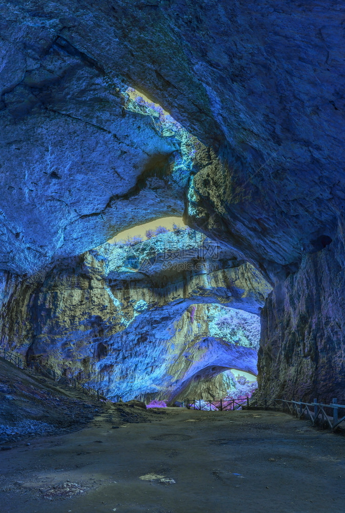 自然童话魔法保加利亚神秘洞穴Davetashka洞穴内外星天全色观景用明亮的奇异色彩图片