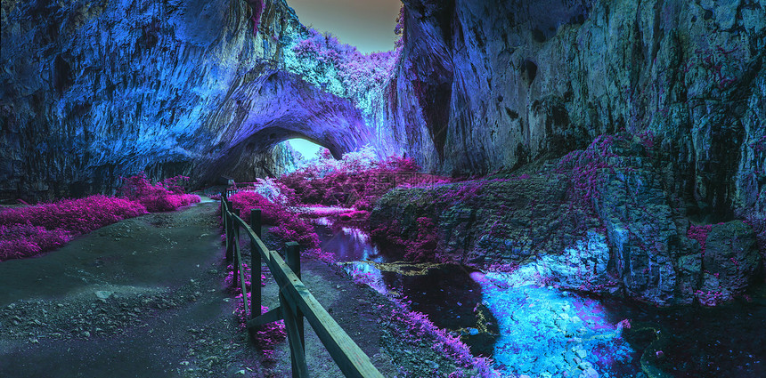 树叶极好的内部保加利亚神秘洞穴Davetashka洞穴内外星天全色观景用明亮的奇异色彩图片