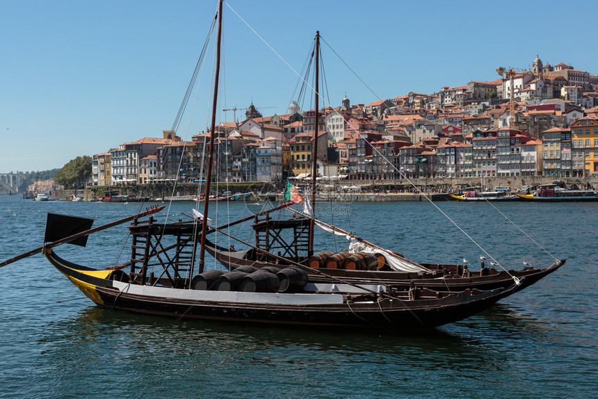 葡萄牙波尔图州杜罗河和葡萄牙波尔图典型豪宅ColorfulFacades岸上的传统Rabelo船运输建造城市图片