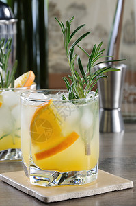 柚子冷却的伏特加鸡尾酒和通心粉加上新鲜压缩橙汁冷藏柔软的图片