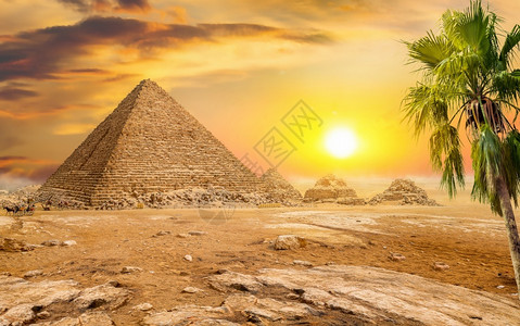 埃及人吉扎高原的金字塔在阳光明日下金字塔和太阳像贾图片