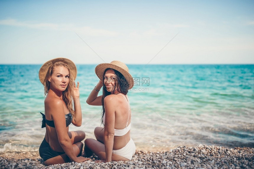 时尚美女在海边享受度假图片