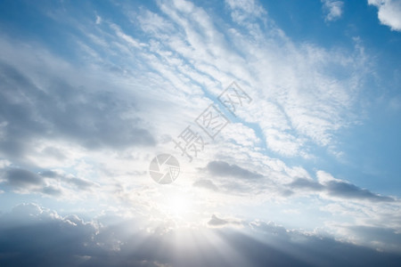明亮的瓜拉纳皮云背后的太阳自然设计水平的图片
