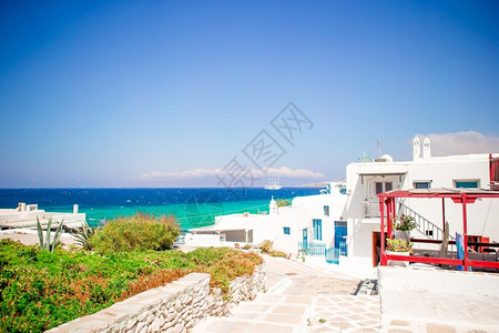 家岛上狭窄的街道希腊有蓝色的阳台楼梯和鲜花假期建造图片