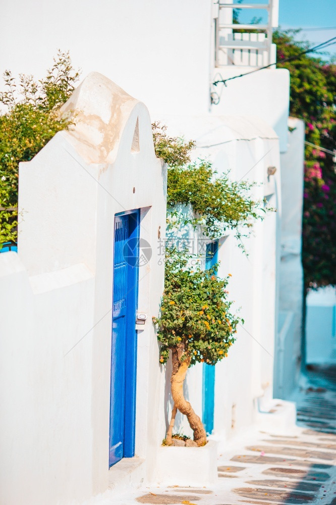 希腊美丽的建筑外表美丽环形风格在希腊狭窄的街道在希腊有蓝色的阳台楼梯和鲜花在小岛上安静脚步循环的图片