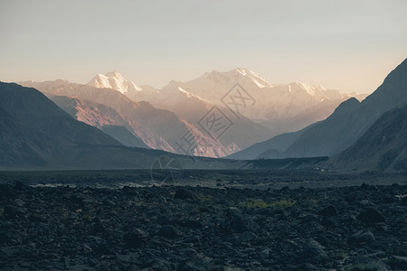 巴基斯坦GilgitBaltistan日落时喜马拉雅山脉著名雪盖在NangaParbat山峰或杀手的黄昏中蓝色顶峰干净背景图片