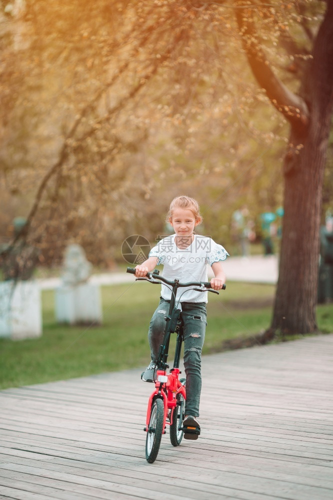 骑自行车的小女孩图片