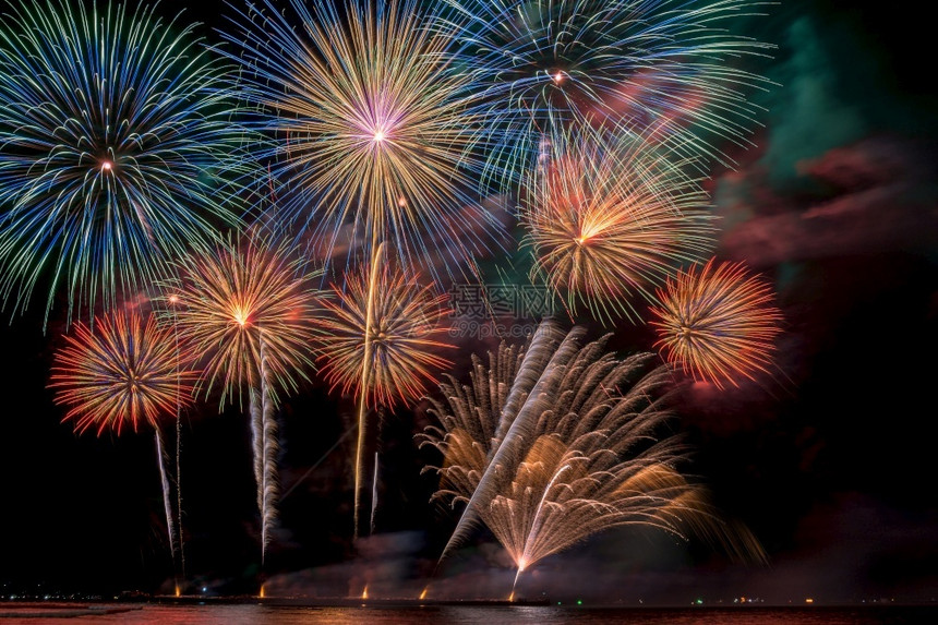 海上大船的多彩火花庆典祝概念掌声校对Portnoy作品多色的夜晚图片